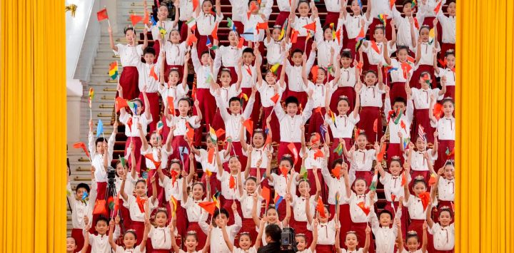 Artistas chinos ondean banderas nacionales de los países asistentes antes de la cena de recepción durante el Foro de Cooperación China-África (FOCAC) en el Gran Salón del Pueblo en Beijing.