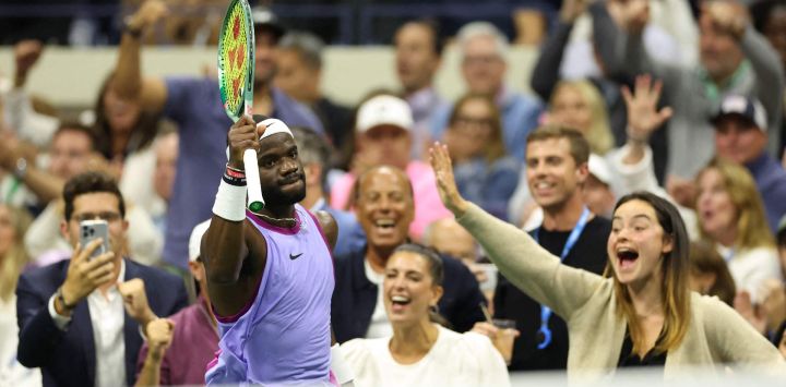 El estadounidense Frances Tiafoe celebra ganar el primer set contra el búlgaro Grigor Dimitrov durante su partido de cuartos de final masculino en el noveno día del torneo de tenis US Open en el Centro Nacional de Tenis Billie Jean King de la USTA en la ciudad de Nueva York.