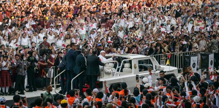 El papa Francisco saluda a los fieles reunidos en el estadio Madya antes de asistir a la santa misa en el estadio Gelora Bung Karno en Yakarta, Indonesia.