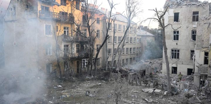 Esta fotografía muestra edificios residenciales dañados tras un ataque con misiles en Lviv. Un ataque ruso contra la ciudad de Lviv, en el oeste de Ucrania, mató a siete personas, incluidos tres niños, dijo el ministro del Interior.