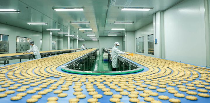 Los empleados trabajan en una línea de producción de tortas de nueces en una fábrica de alimentos en Ruichang, en la provincia de Jiangxi, en el centro de China.