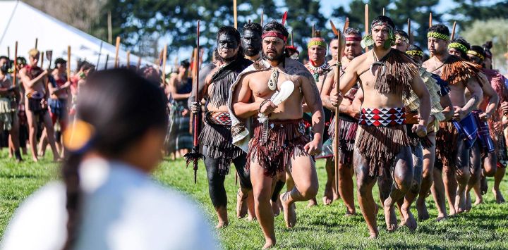 Los guerreros maoríes participan en la ceremonia fúnebre del rey maorí de Nueva Zelanda, Tuheitia Pootatau Te Wherowhero VII, en Ngaruawahia. Los jefes maoríes de Nueva Zelanda ungieron a una reina de 27 años como su nueva monarca, una elección sorpresiva aclamada como un símbolo de cambio para la a veces problemática comunidad indígena del país. Nga Wai hono i te po Paki fue ovacionada por miles de personas mientras subía a un trono de madera de respaldo alto durante una elaborada ceremonia en la Isla Norte del país.