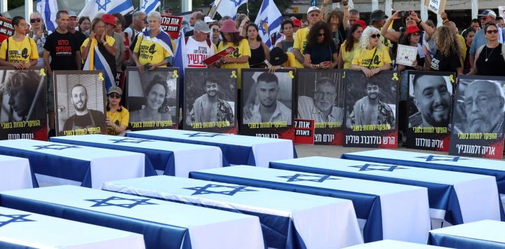 Manifestantes realizan una protesta antigubernamental para pedir la liberación de los rehenes israelíes que se encuentran cautivos desde los ataques del 7 de octubre por parte de militantes palestinos en la Franja de Gaza, frente al Ministerio de Defensa israelí en Tel Aviv, en medio de la guerra en curso entre Israel y el grupo militante Hamás.