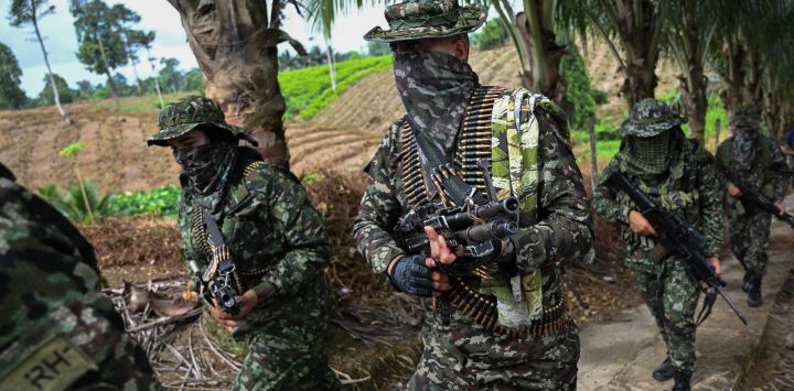 Miembros del grupo disidente de las FARC Segunda Marquetalia marchan en una finca en Llorente, una zona rural de la ciudad portuaria de Tumaco, departamento de Nariño, Colombia. Menos de tres meses después de haber iniciado las conversaciones de paz con el gobierno, uno de los grupos rebeldes de izquierda más grandes de Colombia afirma que las negociaciones están "bloqueadas" y acusa a la administración del presidente izquierdista Gustavo Petro de no cumplir con las demandas clave.