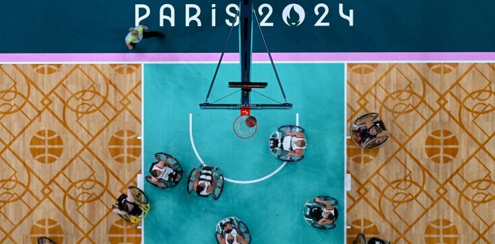 Una vista general muestra al equipo de Estados Unidos compitiendo con el equipo de Gran Bretaña en los cuartos de final femeninos de basquet en silla de ruedas, durante los Juegos Paralímpicos de París 2024, en el Bercy Arena en París.