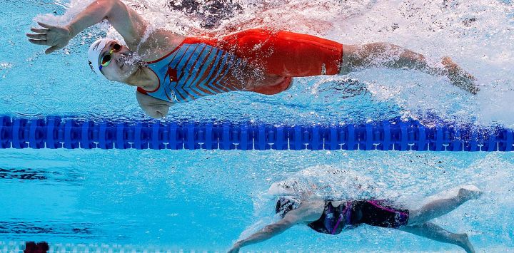 Esta fotografía muestra a Yuyan Jiang de China compitiendo junto a McKenzie Coan de EE. UU. en la final de 100 m libre femenino de natación paralímpica - S7 durante los Juegos Paralímpicos de París 2024 en el Paris La Defense Arena en Nanterre, al oeste de París.