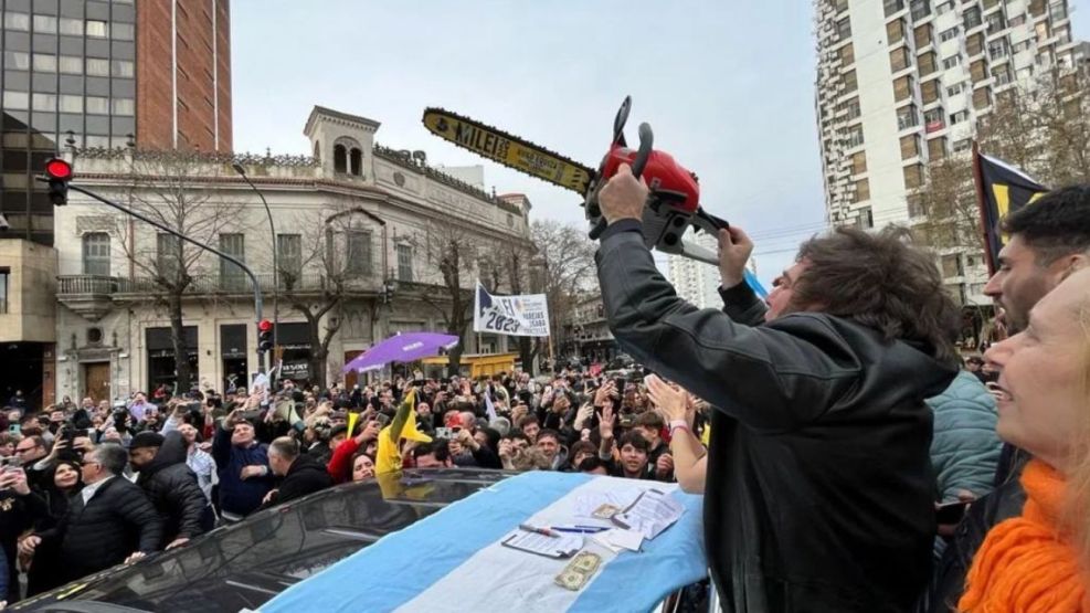 Javier Milei y sus políticas de motosierra sobre la ciudadanía.