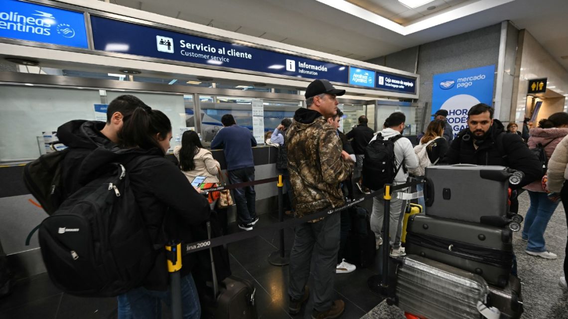 People queue during a strike by pilots and crew unions at Aeroparque Jorge Newbery in Buenos Aires on September 6, 2024. 