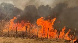 Fuego en cercanías de los barrios en La Calera