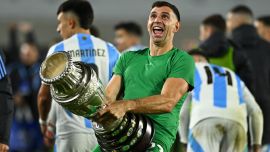 The Sun apuntó contra el Dibu Martínez antes de Argentina-Inglaterra: cuáles son los “10 trucos sucios” que advirtió a Harry Kane