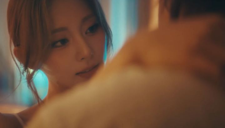 Tzuyu, de TWICE, debutó como solista con su álbum "abouTZU" y lanzó el video "Run Away"