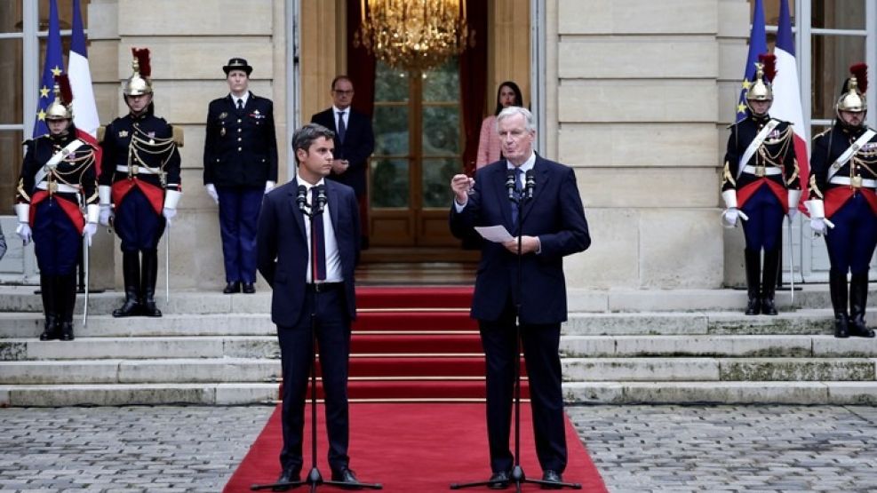 El traspaso de mando a Michel Barnier, primer ministro francés.   