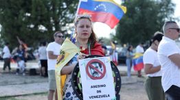 Algunos opositores a Maduro se reunieron frente a la estación aérea para recibir a González Urrutia en España.