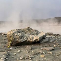 La roca más grande que formó parte de la explosión hidrotermal.