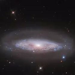 Alberga un gigantesco agujero negro, 65 millones de veces más masivo que nuestro Sol.