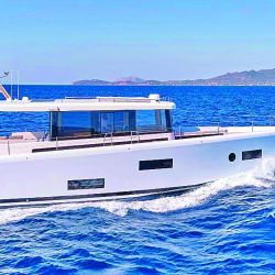 Navegando a máxima velocidad, el tren de olas que genera este nuevo diseño de Omikron es mínimo, ideal para el Delta.