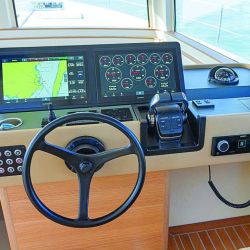 Navegando a máxima velocidad, el tren de olas que genera este nuevo diseño de Omikron es mínimo, ideal para el Delta.