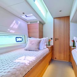 Navegando a máxima velocidad, el tren de olas que genera este nuevo diseño de Omikron es mínimo, ideal para el Delta.