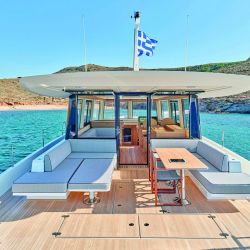 Navegando a máxima velocidad, el tren de olas que genera este nuevo diseño de Omikron es mínimo, ideal para el Delta.