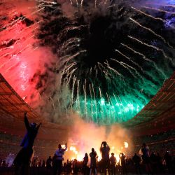 Esta fotografía muestra los fuegos artificiales disparados sobre el techo del Stade de France al final de la ceremonia de clausura de los Juegos Paralímpicos de París 2024, en Saint-Denis, en las afueras de París. | Foto:Thibaud Moritz / AFP