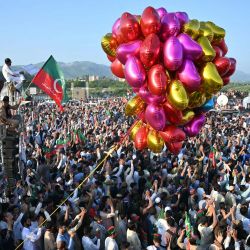 Activistas del partido Pakistan Tehreek-e-Insaf (PTI), del ex primer ministro del país, Imran Khan, participan en una manifestación pública en las afueras de Islamabad. | Foto:Farooq Naeem / AFP
