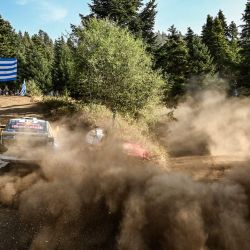 El luxemburgués Gregoire Munster y su copiloto, el belga Louis Louka, conducen su Ford Puma Rally1 Hybrid en la especial del Rally Acrópolis en Pavliani. | Foto:ARIS MESSINIS / AFP