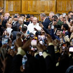 El papa Francisco saluda a la gente en el Palacio Presidencial en Dili, Timor Oriental. | Foto:WILLY KURNIAWAN / POOL / AFP