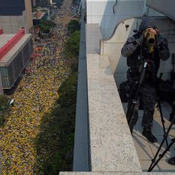 Francotiradores de la Policía Militar brasileña trabajan desde un edificio durante una manifestación por el Día de la Independencia convocada por el expresidente brasileño Jair Bolsonaro (2019-2022) en Sao Paulo, Brasil. | Foto:MIGUEL SCHINCARIOL / AFP