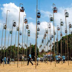 Jueces dan puntuaciones durante un concurso de canto de tórtolas, en Yogyakarta, Indonesia. | Foto:Xinhua/Agung Supriyanto