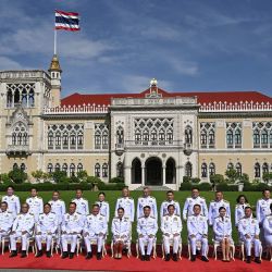 La nueva primera ministra de Tailandia, Paetongtarn Shinawatra (abajo en el centro), conocida por su apodo "Ung Ing" e hija del ex primer ministro Thaksin Shinawatra, posa para una foto grupal con miembros del gabinete en la Casa de Gobierno en Bangkok. Paetongtarn Shinawatra, la heredera de la dinastía política más famosa de Tailandia, juró como primera ministra coronando un mes de agitación en el que su predecesor fue expulsado del cargo y el principal partido de la oposición se disolvió. | Foto:MANAN VATSYAYANA / AFP