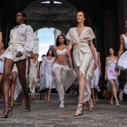 Las modelos lucen creaciones de Prabal Gurung de su colección Primavera-Verano 2025 durante la Semana de la Moda de Nueva York. | Foto:David Dee Delgado / AFP