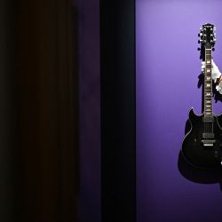Un miembro del personal sostiene una guitarra eléctrica VOX HDC-77 utilizada por el fallecido músico y cantante estadounidense Prince durante una sesión fotográfica de prensa en la casa de subastas Sotheby's para la Subasta de Cultura Popular, en el centro de Londres. | Foto:Ben Stansall / AFP