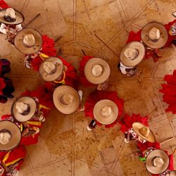Vista aérea de estudiantes que asisten a una clase en la Academia Deportiva de Charrería “Caballito de Palo” en Ameca, estado de Jalisco, México. La Academia Deportiva de Charrería “Caballito de Palo” ofrece clases para niñas de 3 a 8 años utilizando un caballito de madera, promoviendo las tradiciones mexicanas durante las celebraciones de la Independencia de México en septiembre. | Foto:ULISES RUIZ / AFP