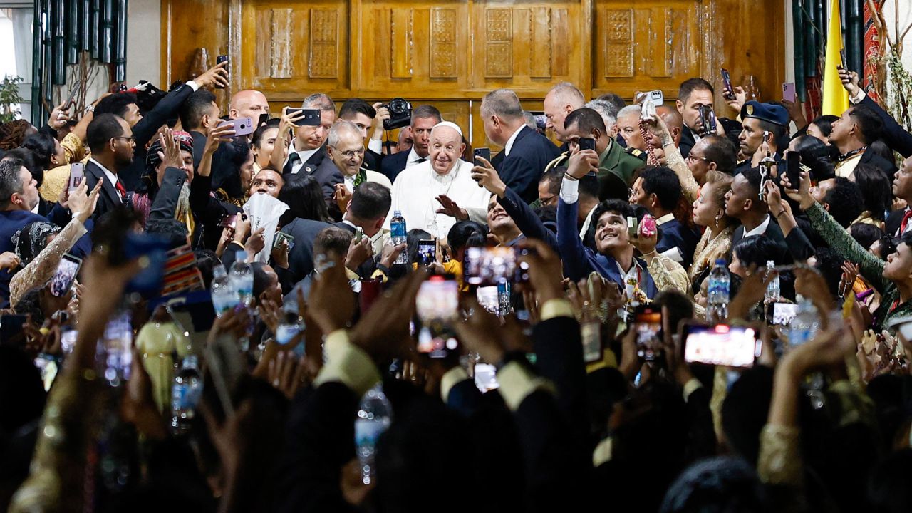 El papa Francisco saluda a la gente en el Palacio Presidencial en Dili, Timor Oriental. | Foto:WILLY KURNIAWAN / POOL / AFP