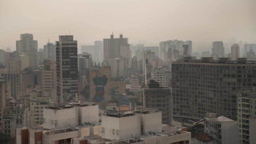 El humo de los incendios en Brasil causa «lluvia negra» en el AMBA y avanza hacia el sur del país