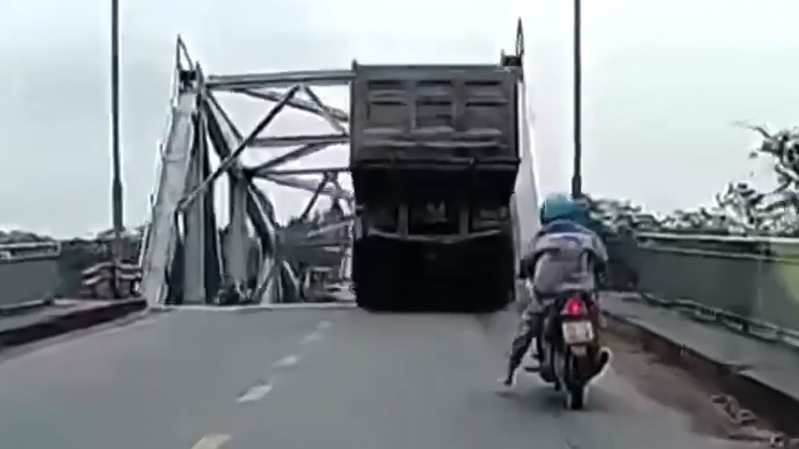 Tragedia en Vietnam: se derrumbó un puente por el tifón Yagi y diez camiones, autos y motos cayeron al río