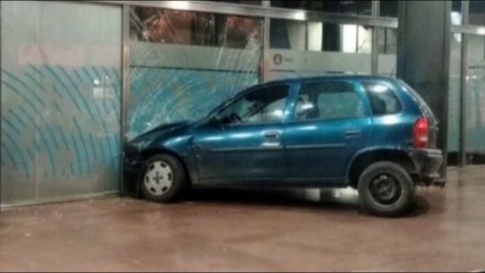 Violento episodio en Rosario: le habrían negado un crédito y estrelló su auto contra el banco