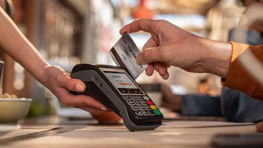 Casi la mitad de los argentinos usa la tarjeta de crédito para comprar alimentos, según la UBA