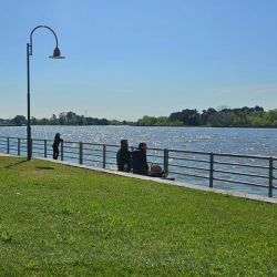 La pesca a pie seco, es decir, sin ingresar al agua, lo que nos obliga a buenos lances en algunos casos, dependiendo la especie que vamos a buscar. 