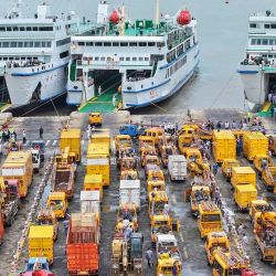 Imagen tomada con un dron de personal de reparaciones eléctricas de emergencia y vehículos esperando para abordar los barcos que se dirigen a Hainan en un puerto, en el distrito de Xuwen, en la provincia de Guangdong, en el sur de China. El supertifón Yagi, el tifón de otoño más fuerte en tocar tierra en China desde 1949, azotó Hainan y provocó cortes de electricidad en muchas zonas. China Southern Power Grid ha desplegado personal y vehículos de reparación de energía de emergencia para apoyar los esfuerzos de socorro y restauración del suministro eléctrico en Hainan. | Foto:Xinhua