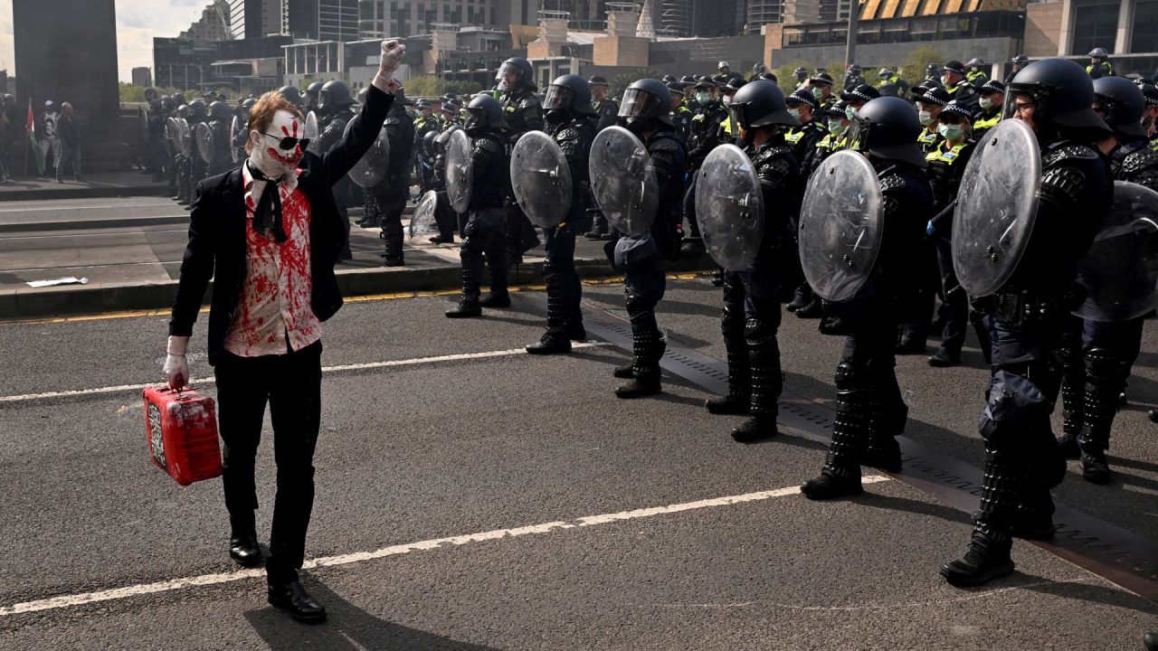 Un manifestante se enfrenta a la policía en el exterior de la feria de armas Land Forces 2024 en Melbourne, Australia. | Foto:William West / AFP