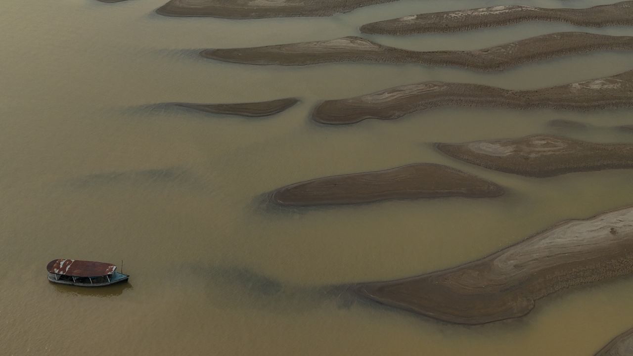 Vista aérea de un barco junto a los bancos de arena del río Madeira en la comunidad de Paraizinho, en Humaita, estado de Amazonas, norte de Brasil. Más de mil localidades brasileñas están en alerta por los bajos niveles de humedad, comparables en algunos casos a desiertos como el Sahara, mientras el país enfrenta la peor sequía de su historia y los incendios no cesan. | Foto:MICHAEL DANTAS / AFP