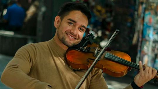 Gabriel Figueroa, el violinista que transforma el gris de la peatonal de Córdoba con su música