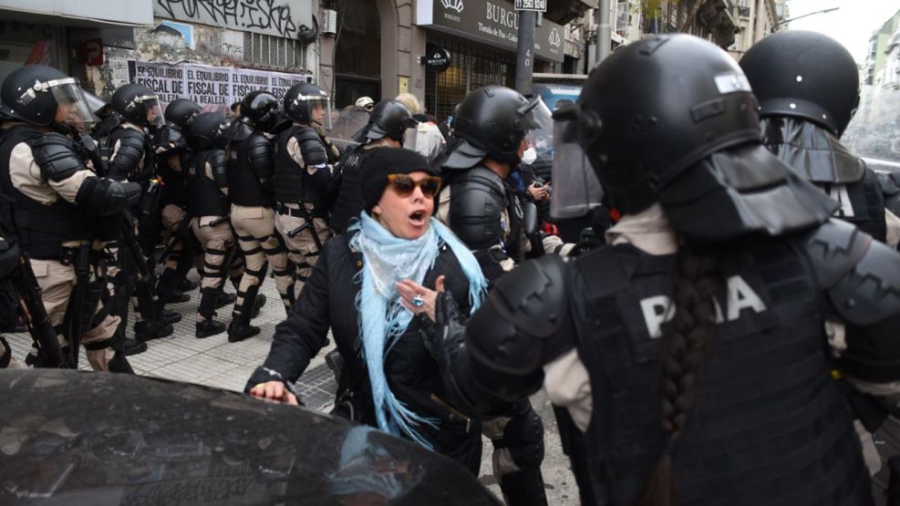 Disturbios en el Congreso por votación del veto a la ley jubilatoria