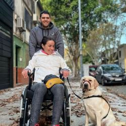 Los perros de asistencia son ayuda técnica que se entrenan para mejorar la calidad de vida y autonomía de las personas con discapacidad.