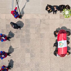 El ataúd del expresidente peruano Alberto Fujimori llega para su velorio al Ministerio de Cultura en Lima. El expresidente peruano Alberto Fujimori, quien gobernó su país con mano de hierro y luego pasó 16 años en prisión por crímenes de lesa humanidad, murió a los 86 años en la capital, Lima. | Foto:Juan Carlos Cisneros / AFP