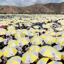 Fieles católicos esperan que el Papa Francisco dirija una santa misa en el parque Tasitolu en Dili, Timor Oriental. | Foto:Yasuyoshi Chiba / POOL / AFP