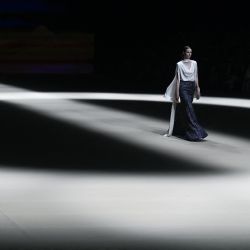 Una modelo muestra una creación de la colección Another One de Xiaoming Deng durante la Semana de la Moda de China en Beijing. | Foto:Wang Zhao / AFP