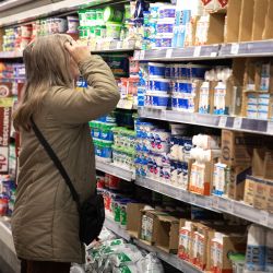 Una mujer observa los precios de productos lácteos en un supermercado, en la ciudad de Buenos Aires. Argentina registró en agosto una inflación interanual del 236,7 por ciento tras reportar una variación mensual del 4,2 por ciento durante ese mes, informó el Instituto Nacional de Estadística y Censos. | Foto:Xinhua/Martín Zabala