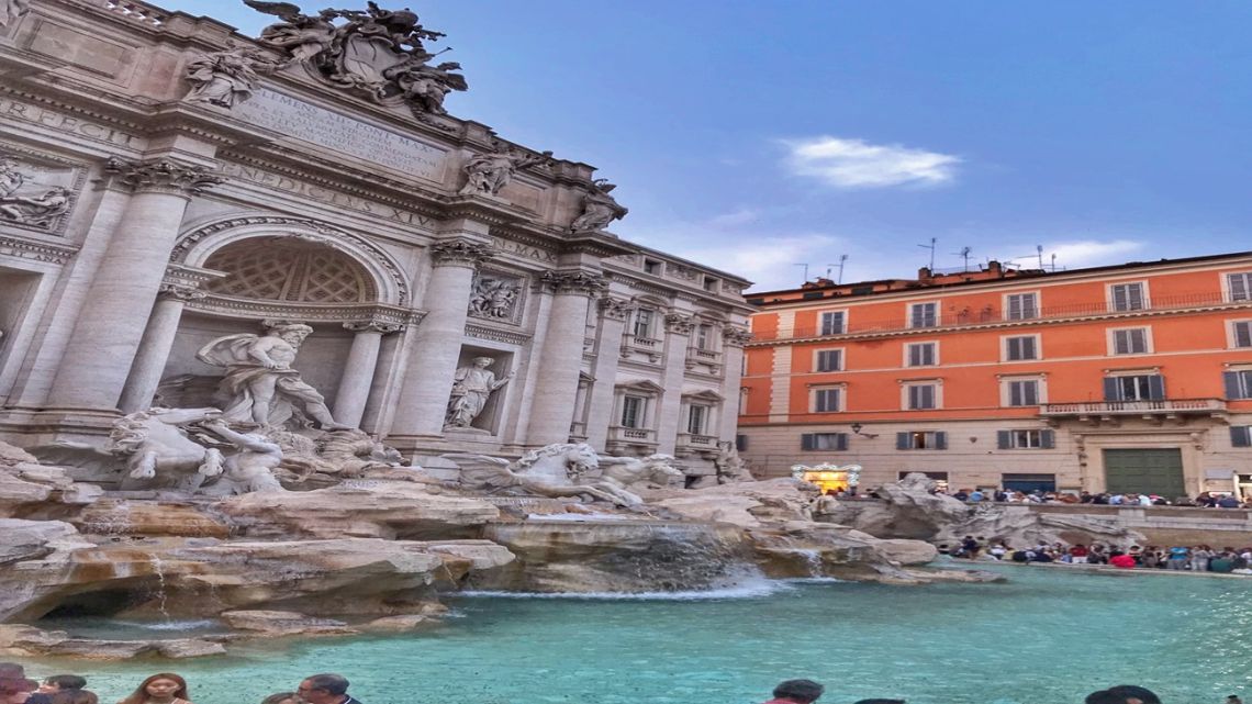 Las autoridades de Roma evalúan el cobro de una tarifa mínima para los turistas que visitan la Fontana di Trevi